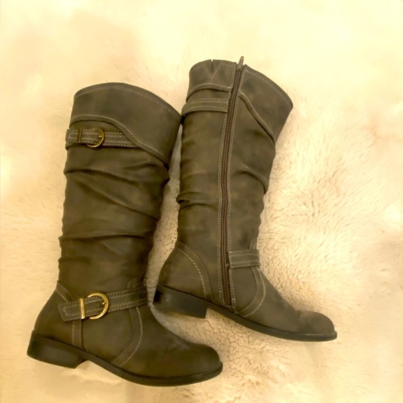 Stylish Gray Women's Boots - Picture 2 of 5